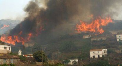 Imagen del 27 de julio del incendio en el pueblo de Chipude, en La Gomera.