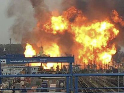 Las llamas devoran parte de las instalaciones tras una explosi&oacute;n en una planta de la compa&ntilde;&iacute;a Basf en Ludwigshafen (Alemania) hoy, 17 de octubre de 2016. Varias personas resultaron hoy heridas y un n&uacute;mero indeterminado permanecen desaparecidas tras dos explosiones en principio no relacionas en sendas plantas qu&iacute;micas del gigante alem&aacute;n BASF en Lampertheim y Ludwigshafen (oeste de Alemania), dos localidades a apenas 30 kil&oacute;metros de distancia. EFE/EINSATZREPORT SUEDHESSEN