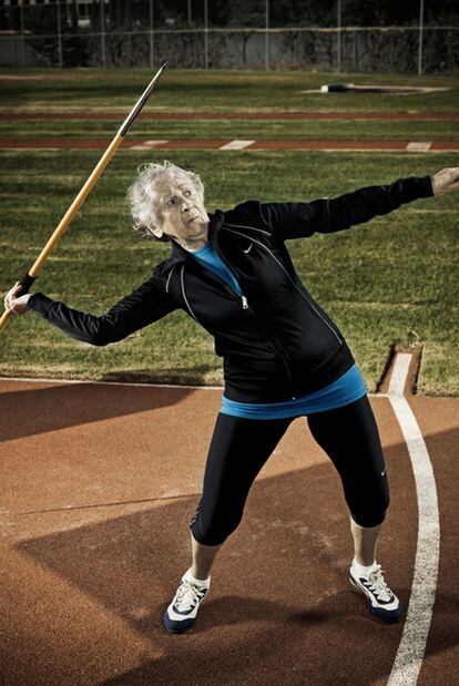 Olga Kotelko, canadiense de 91 años, lanzando la jabalina.