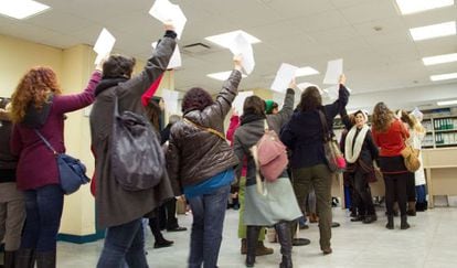 Decenas de mujeres en el Registro Mercantil de Madrid para inscribir su cuerpo