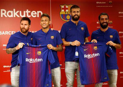 Messi, Neymar, Piqué y Arda, con la nueva camiseta del Barça.