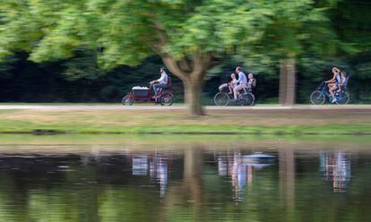 Ciclistas en Vondelpark, en la ciudad de Ámsterdam.