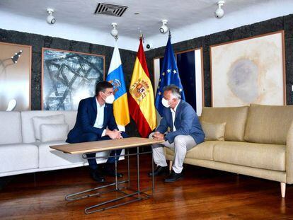 El presidente del Gobierno de España, Pedro Sánchez (izquierda), charla con el presidente de Canarias, Ángel Víctor Torres, en agosto de 2021 en Lanzarote. 