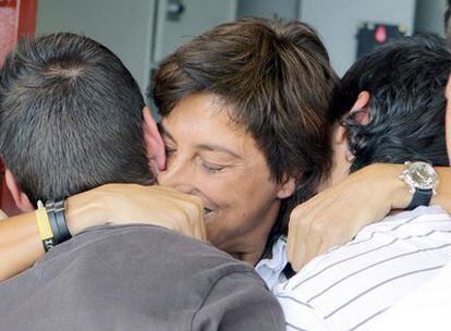 María Victoria Pinilla se abraza a sus hijos al salir ayer de prisión.