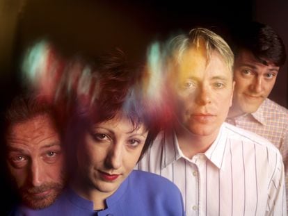 Peter Hook, Gillian Gilbert, Bernard Sumner y Stephen Morris, o sea, New Order durante su era de esplendor en los ochenta, posan en Nueva York en 1989.