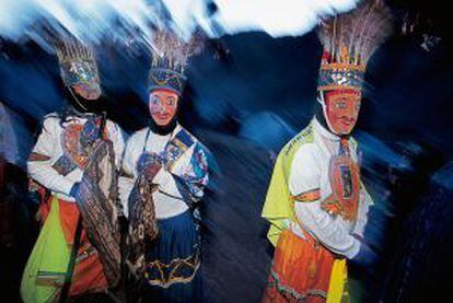 Danzantes enmascarados durante la peregrinación del Señor de Qolloriti, que parte desde el pueblo de Mawayani, en los Andes peruanos.