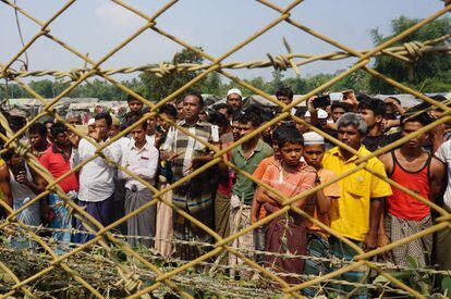 Un grupo de rohinyá del lado birmano de la valla fronteriza con Bangladés. Unos 700.000 miembros de esta minoría musulmana han escapado al país vecino desde el verano.