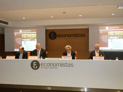 De izquierda a derecha: José María Serrano, Salvador Guillermo, Valentín Pich y José Luis Feito en la sede del Consejo de Economistas este martes (Madrid).