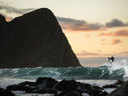 El surfero Mick Fanning bajo el cielo de auroras boreales en Noruega.