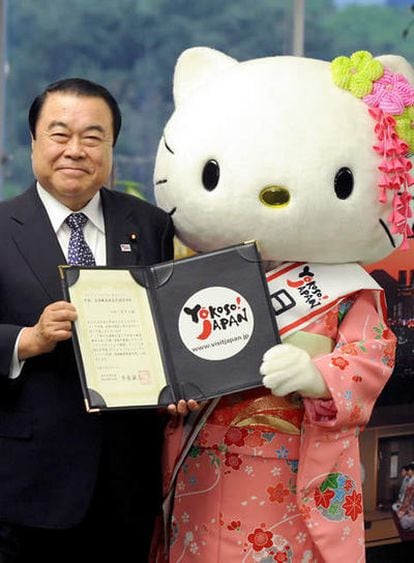 El ministro japonés de Territorio, Infraestructuras y Servicios, Tetsuzo Fuyushiba, con Kitty.