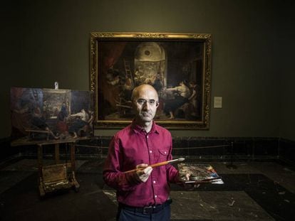 Leo Ortega, con su copia, paleta y pinceles, en la sala de 'Las hilanderas' del Museo del Prado.
