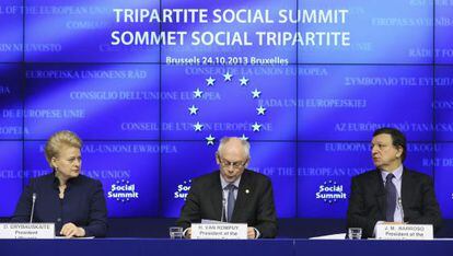 La presidenta lituana, Dalia Grybauskaite; el presidente del Consejo Europeo, Herman Van Rompuy, y el presidente de la Comisión Europea (CE), José Manuel Durao Barroso, ofrecen una rueda de prensa tras la cumbre social tripartita previa al Consejo Europeo.