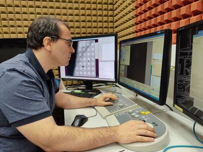 El biólogo estructural Daniel Castaño manejando un microscopio electrónico de transmisión.