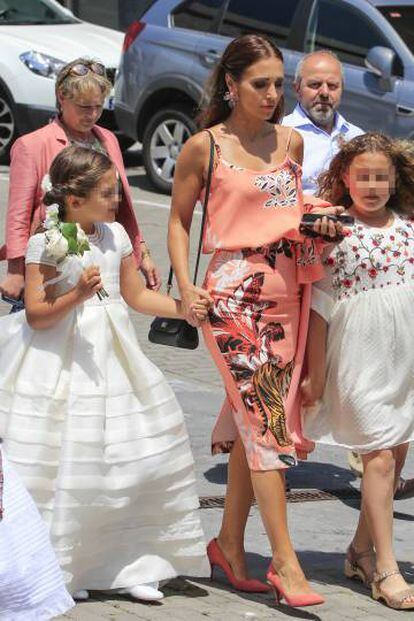 Paula Echevarría, con su hija el domingo en Candás.