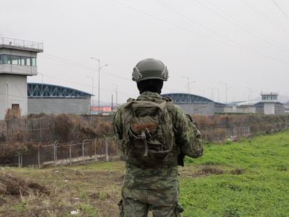 Un soldado del ejército ecuatoriano vigila frente al Centro de Privación de Libertad Zonal No. 8, en Guayaquil (Ecuador).