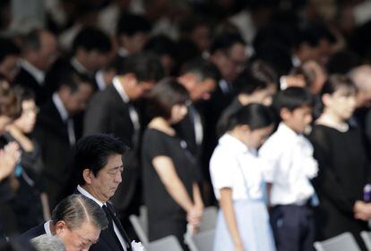 El primer ministro japonés, Shinzo Abe, participa en el momento de silencio como tributo a las víctimas de la bomba de Hiroshima, en la ceremonia realizada en el Parque Memorial de la Paz de Hiroshima (Japón).