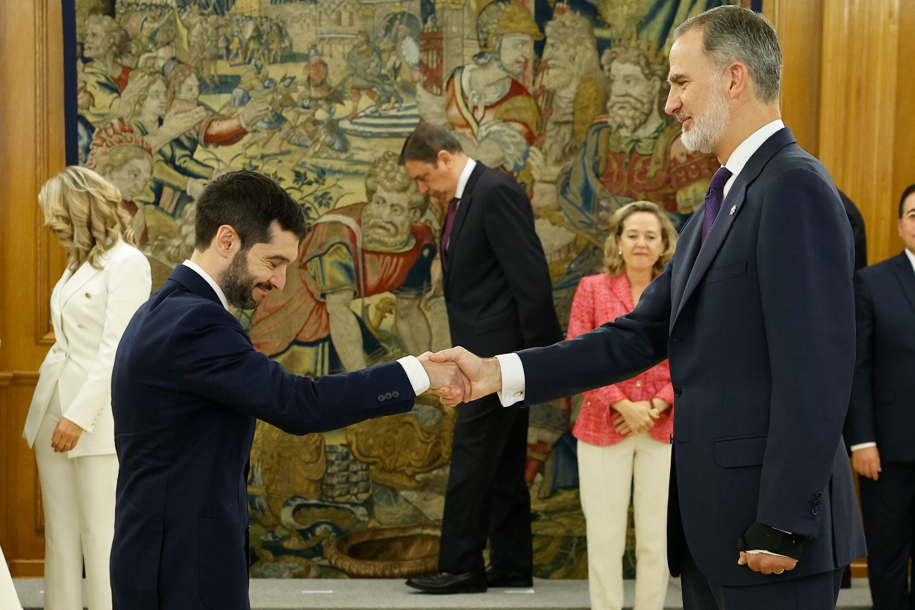 El nuevo ministro de Derechos Sociales, Consumo y Agenda 2030, Pablo Bustinduy, saluda al rey Felipe VI tras prometer su cargo.