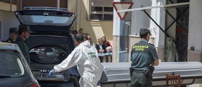 Empleados funerarios trasladan el cuerpo de una mujer encontrada muerta en Alcalá la Real.