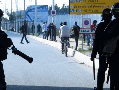 La polic&iacute;a francesa, en enfrentamientos con los migrantes de Calais. 