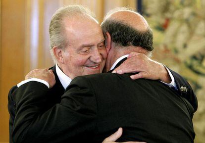 El rey Juan Carlos se abraza al seleccionador español de fútbol, Vicente del Bosque, al inicio de la recepción a los integrantes del equipo español.