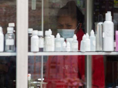 Una mujer compra en una farmacia homeopática del Centro Histórico de Ciudad de México.