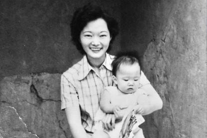 Keiko Fujimori nació en Lima el 25 de mayo de 1975. Estudió administración de empresas y entró a la política de la mano de su padre, quien la nombró Primera Dama de la Nación en 1994. Su proyecto político no se vio detenido por la condena a prisión de su padre. Fue la congresista más votada en las elecciones de 2006 y postuló a la presidencia en 2011 y 2016. En la imagen, Keiko Fujimori de bebé en los brazos de su madre.