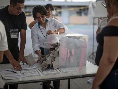 Una funcionaria electoral vacía una urna para contar los votos, en el municipio mexiquense de Ecatpec, el pasado 4 de junio.