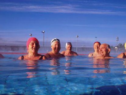 Un grupo de jubilados, en una clase de nataci&oacute;n.