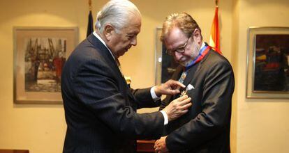 Juan Luis Cebrian recibe medalla de manos del embajador de Chile, Sergio Romero. 