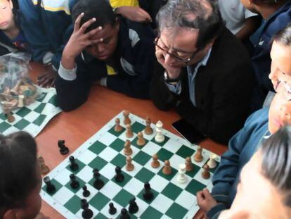Gustavo Petro juega ajedrez contra un alumno del colegio Eduardo Umaña Mendoza, en Bogotá, en una imagen de archivo.