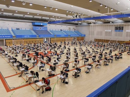 Decenas de estudiantes durante las pruebas de acceso a la Universidad Pública de Navarra, celebradas en un recinto deportivo de Pamplona el 23 de junio.