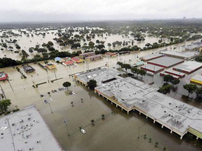 Los barrios aledaños al embalse de Addicks, Houston, tras el desborde el martes.