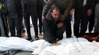 Un hombre palestino llora ante los cuerpos de víctimas de un bombardeo Israelí sobre Gaza, este jueves.