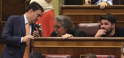 El diputado del PNV Aitor Esteban (i) conversa con el diputado de ERC Joan Tardá este miércoles durante el debate de la moción de censura, este miércoles.