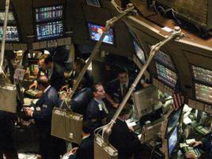 El índice Dow Jones de Industriales descendía el 0,40 % (-52,14 puntos) hasta 12.885,97 unidades minutos después de comenzar las contrataciones. EFE/Archivo