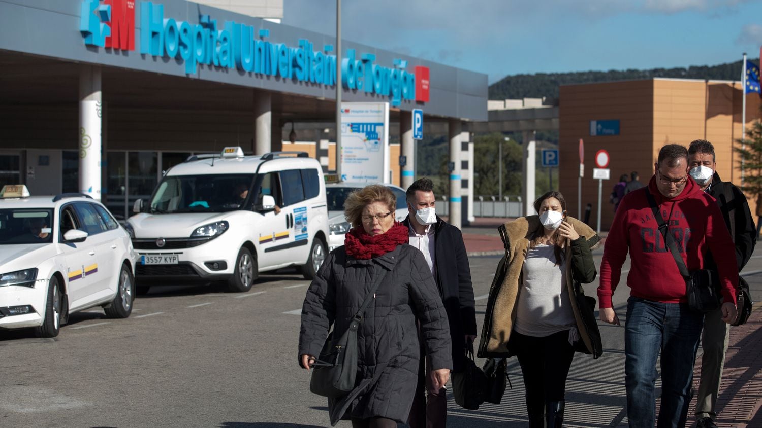 Ciudadanos saliendo del Hospital de Torrejón, en Madrid, el pasado 3 de marzo.
