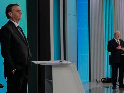 Jair Bolsonaro y Luiz Inácio Lula da Silva durante el debate en los estudios de TV Globo, en Río de Janeiro.