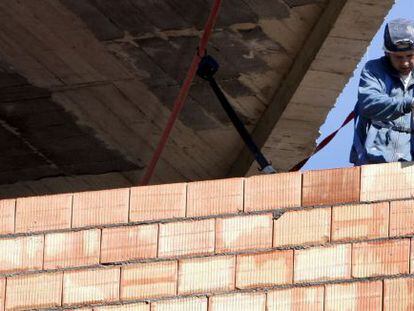 Un obrero trabaja en la construcci&oacute;n de una vivienda. EFE/Archivo