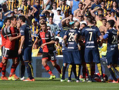 Jugadores de Rosario y Newell’s se enzarzan en un clásico del año pasado.