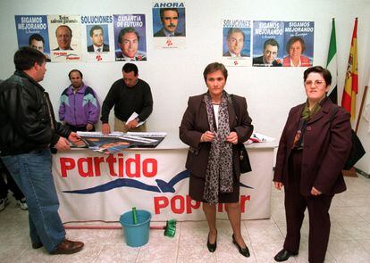 Cándida Martínez (izquierda) y Purificación Ovidio, en la sede del PP de Almendralejo (Badajoz) el 25 de febrero de 2000, durante las elecciones legislativas de ese año.