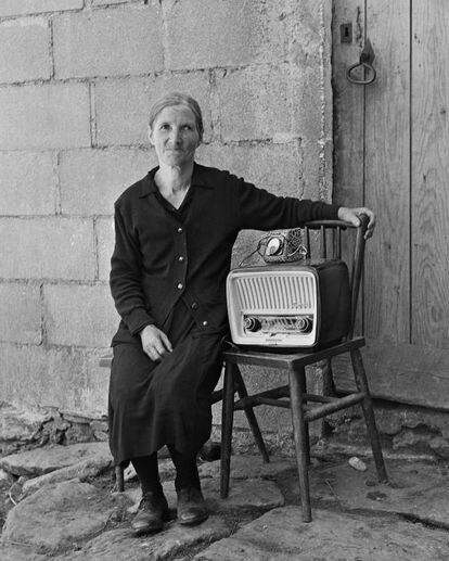 Una anciana posa con su radio.