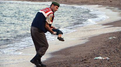 El cuerpo de Aylan Kurdi es recogido en las costas turcas, en 2015.