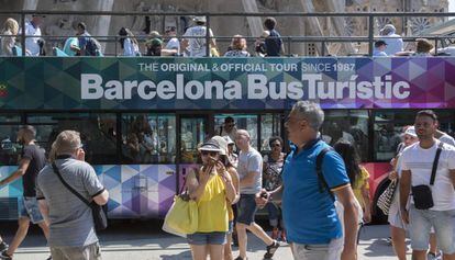 Turistas visitan la Sagrada Familia de Barcelona.