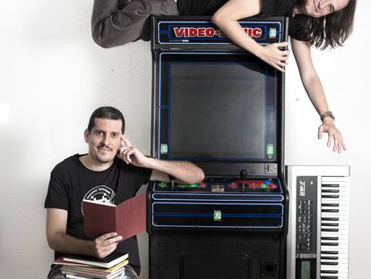 Gryzor87 (recostado sobre la máquina arcade) canturrea a capela melodías y las graba en su móvil. Después las transforma en pistas digitales con un único chip sonoro “en homenaje a los viejos ordenadores Spectrum y MSX”.