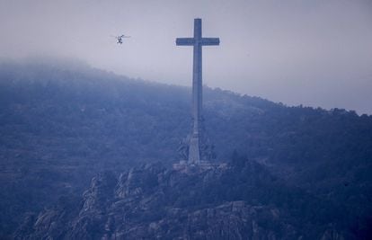 Uno de los dos helicópteros Súper Puma que debe trasladar los restos de Franco sobrevuela el Valle de los Caídos.