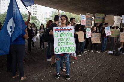 Serenna Perugia, estudiante de Meteorología en la Universidad de São Paulo, sostiene una pancarta en la que pone