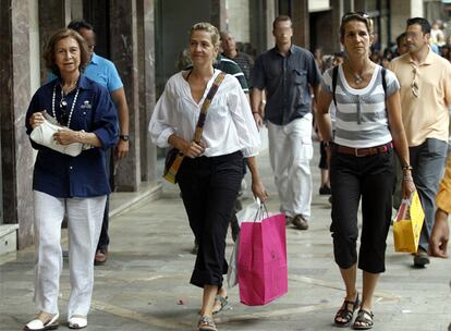 La reina Sofía y las infantas Elena y Cristina, en uno de sus últimos veranos en Palma.