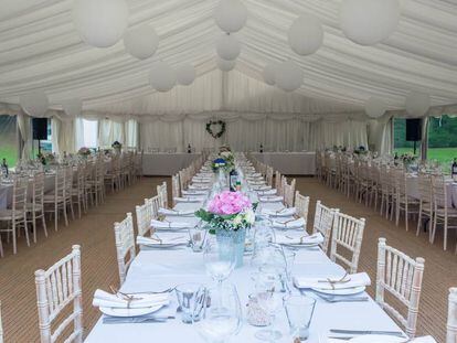 Carpa preparada para servir un banquete de bodas. 