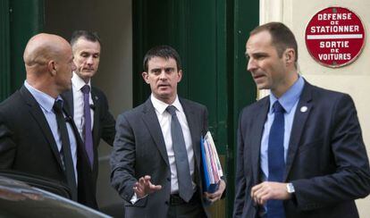 Manuel Valls sale de su domicilio en París, esta mañana.