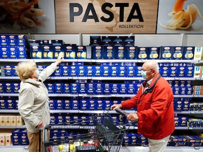 Clientes en la sección de pasta de un supermercado en Alemania.